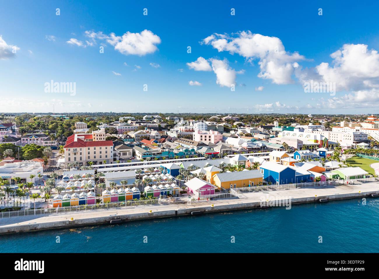 Vue du centre commercial et de la ville depuis le bateau de croisière, Nassau, New Providence Island, Bahamas, Caraïbes, Amérique centrale Banque D'Images