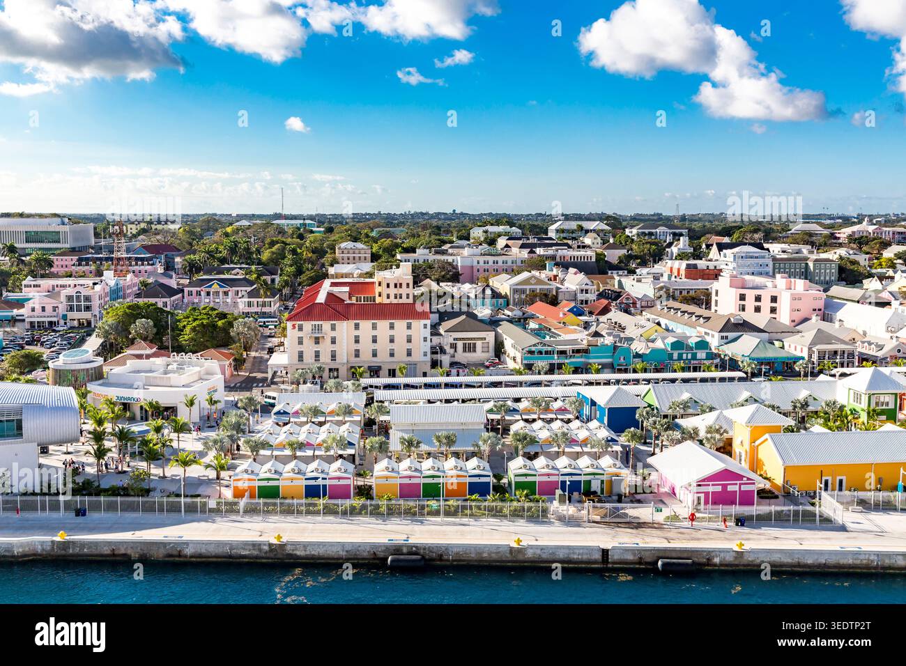 Vue du centre commercial et de la ville depuis le bateau de croisière, Nassau, New Providence Island, Bahamas, Caraïbes, Amérique centrale Banque D'Images