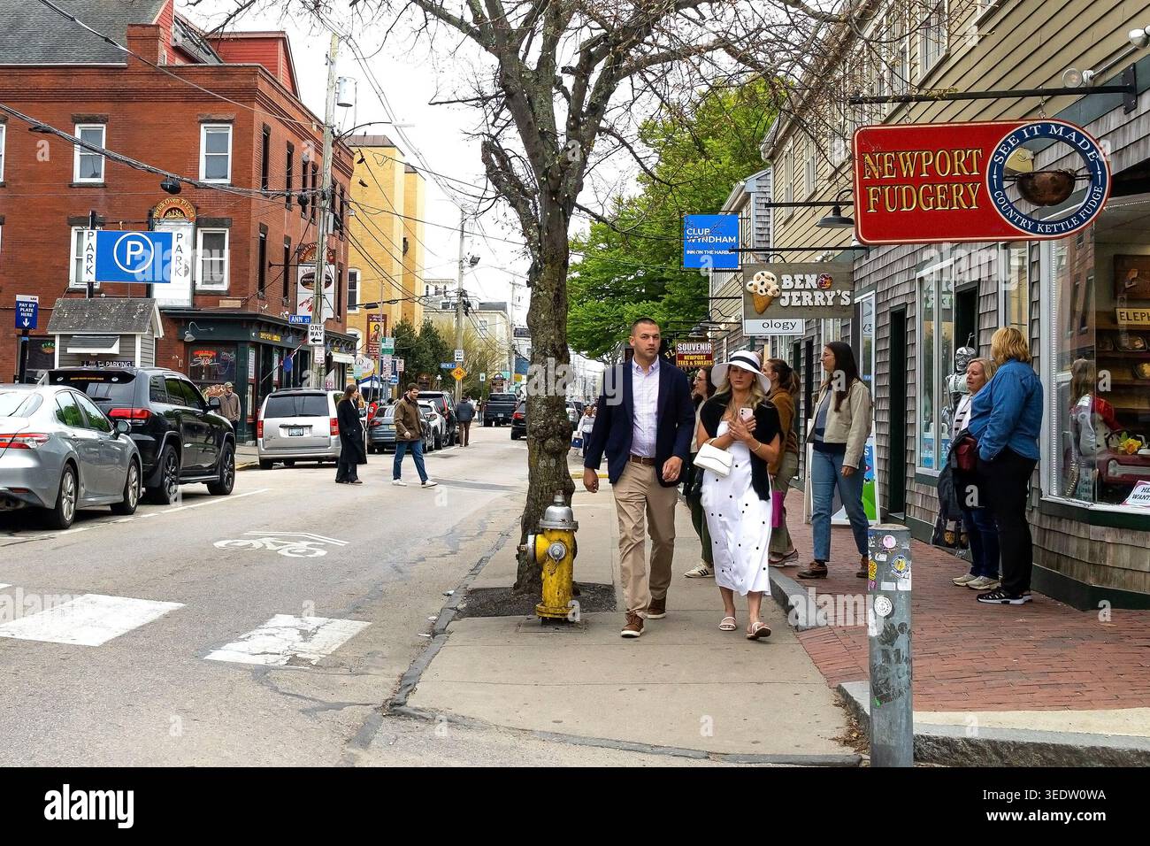Centre-ville de Newport, Rhode Island, homme élégant et femme marchant devant Newport Fudgery sur Thames Street, rue principale ou rue principale du village côtier Banque D'Images