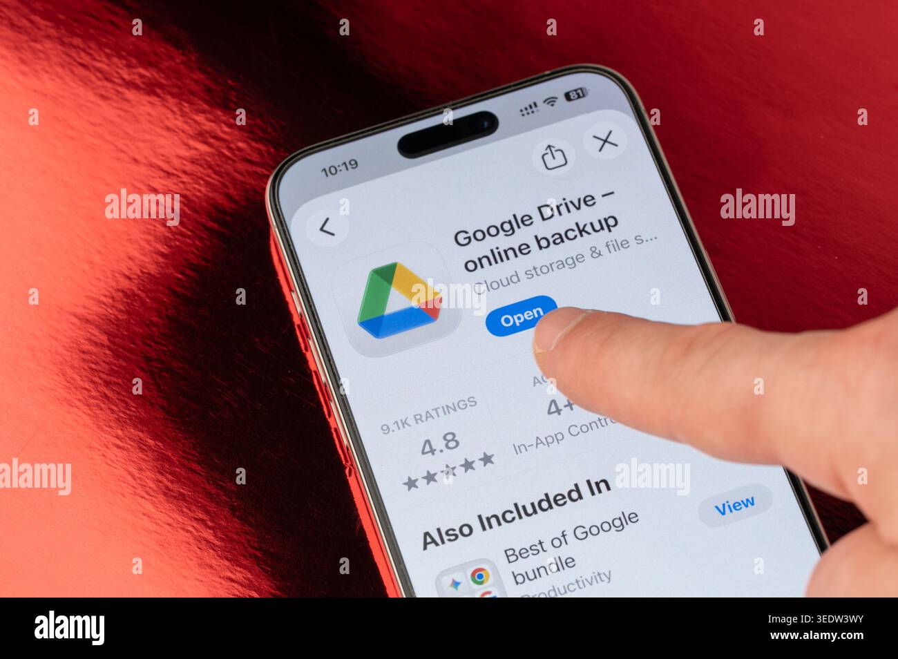 New York, États-Unis - 5 mai 2026 : ouvrez l'application Google Drive sur l'écran du smartphone iphone vue rapprochée sur fond de feuille rouge Banque D'Images
