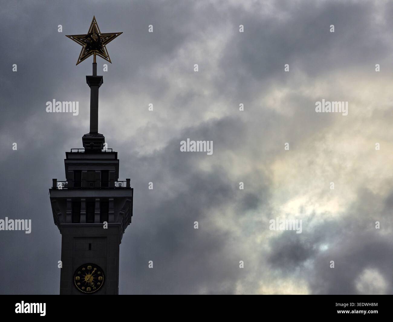 Étoile soviétique rouge contre un ciel sombre et nuageux sombre menaçant, au sommet de la tour du terminal de la rivière nord à Moscou, Russie ; nuages sombres ; peut être conceptuel Banque D'Images