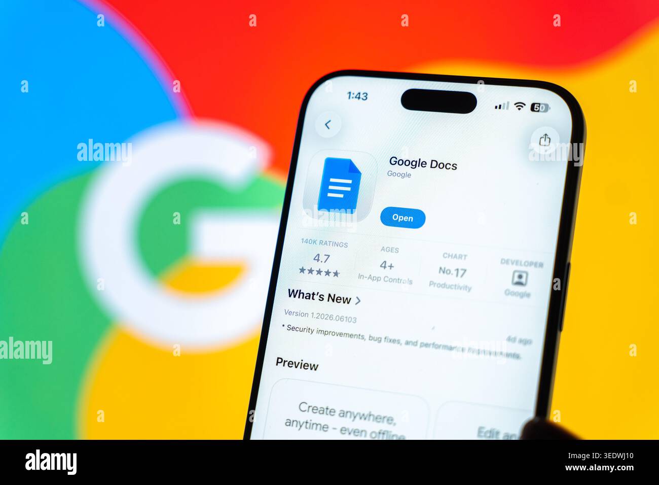 Le logo Google Docs est affiché sur l'écran d'un smartphone, à Bangalore, en Inde, le 28 février 2026 Banque D'Images