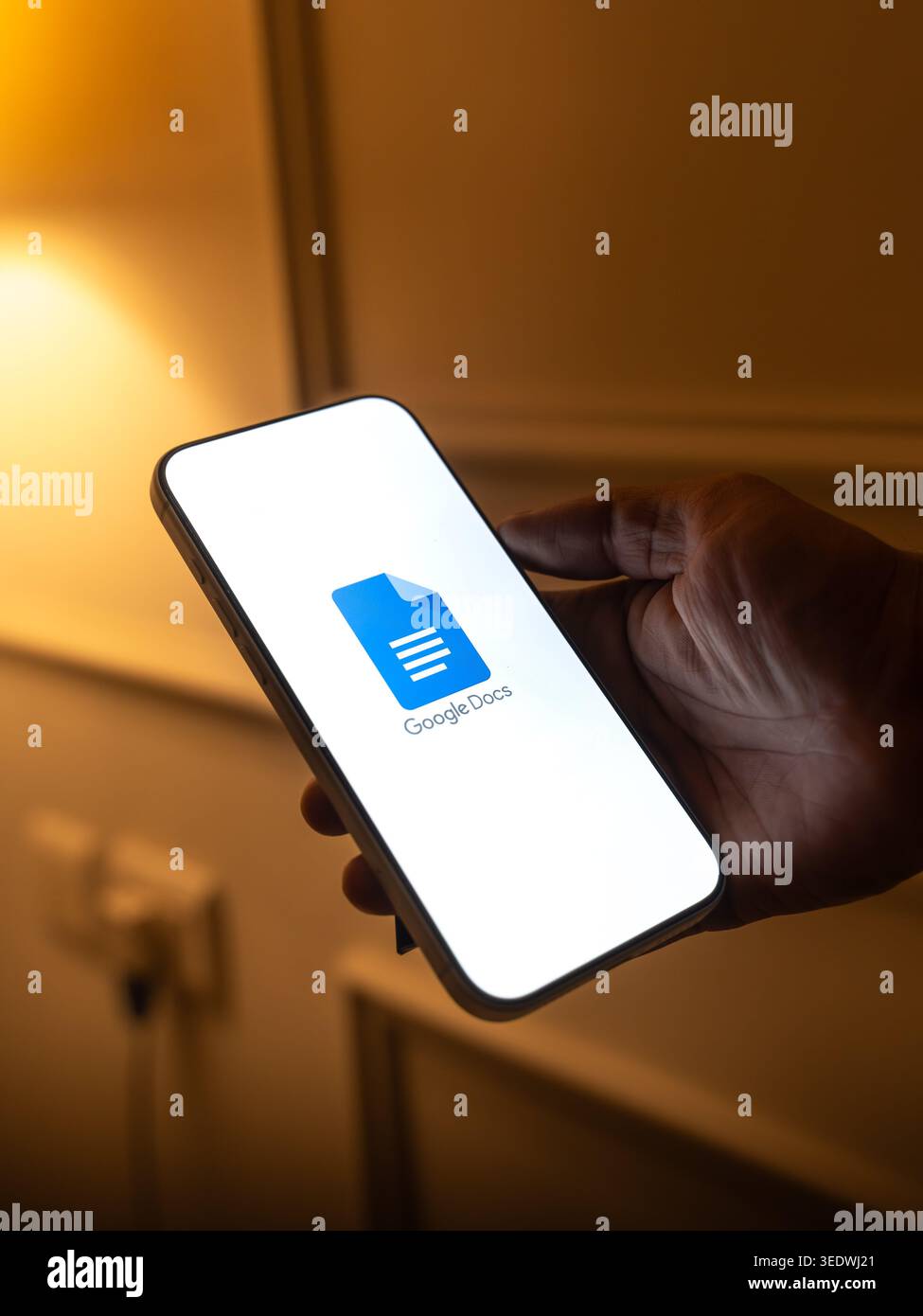 Le logo Google Docs est affiché sur l'écran d'un smartphone, à Bangalore, en Inde, le 28 février 2026 Banque D'Images