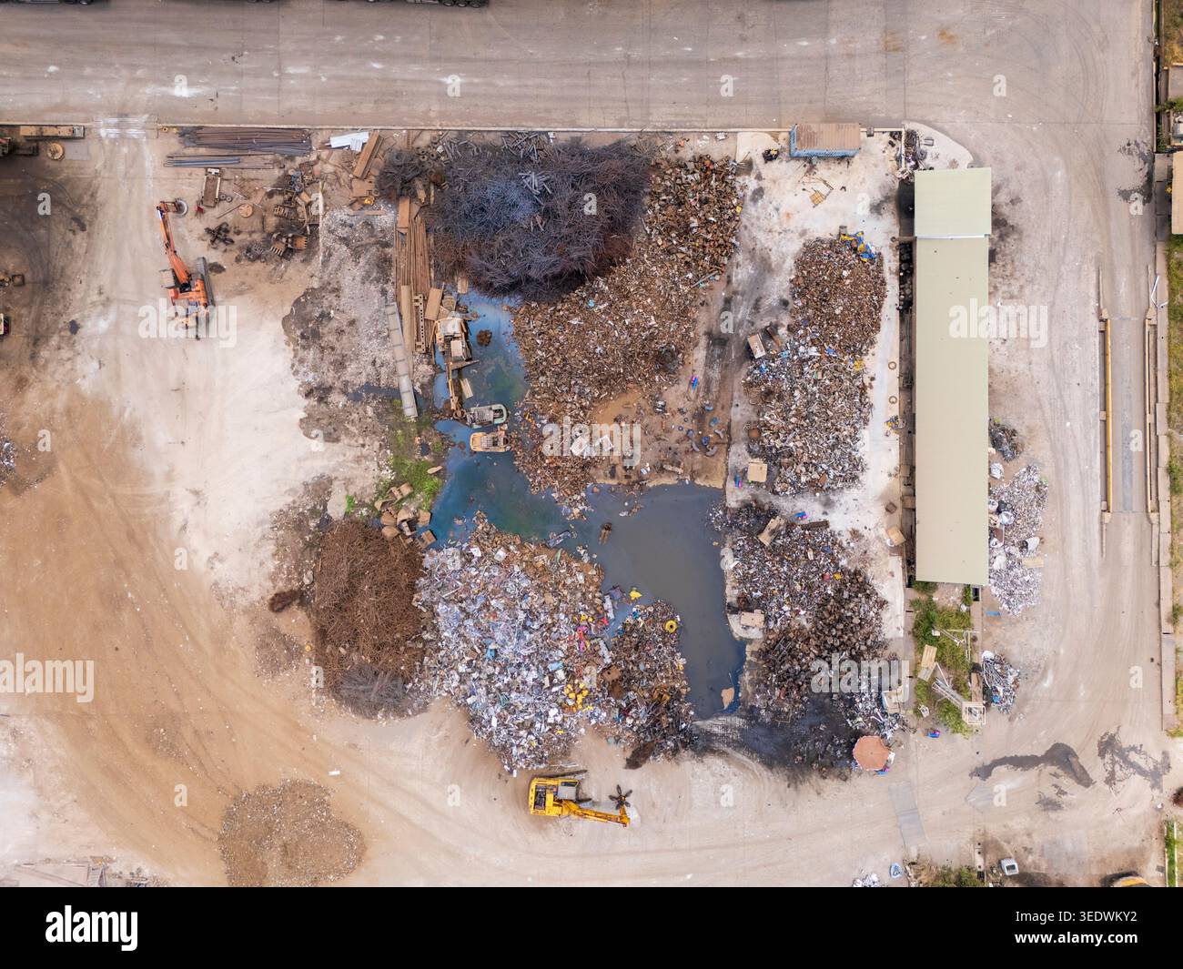 Vue aérienne à grand angle de piles de ferraille et de machinerie lourde dans un centre de recyclage à Ho Chi Minh-ville, Vietnam Banque D'Images
