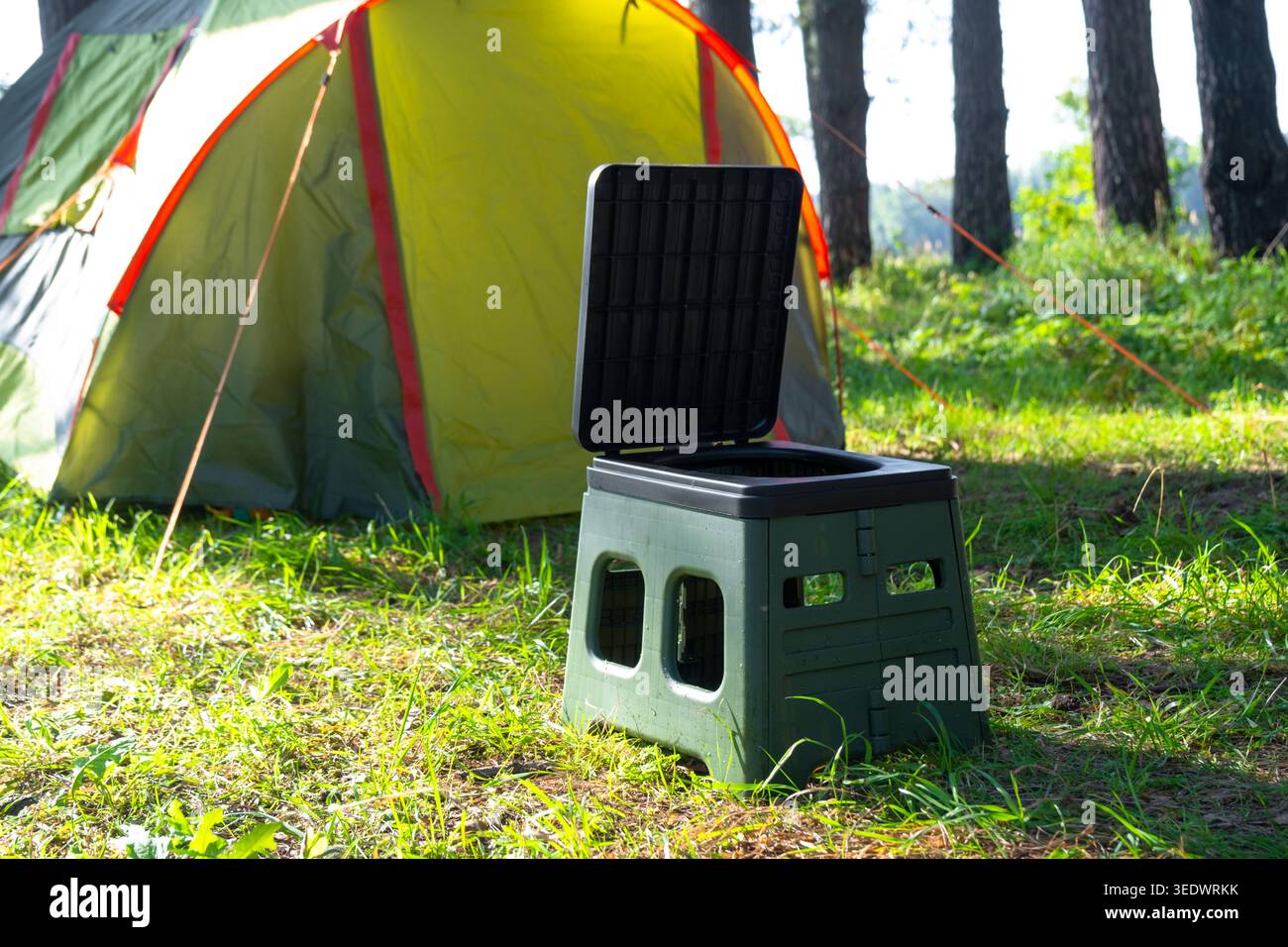 Toilettes portables modernes de camping par tente jaune, installation extérieure pour l'hygiène et le confort, utilisation de la zone pour le voyage et le tourisme. Banque D'Images