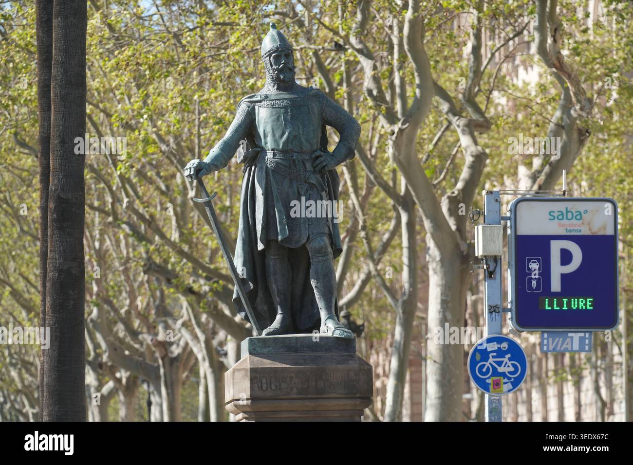 Monumento a Roger de Llúria, une statue de bronze à Barcelone, en Espagne, qui rend hommage au célèbre commandant naval du XIIIe siècle Banque D'Images