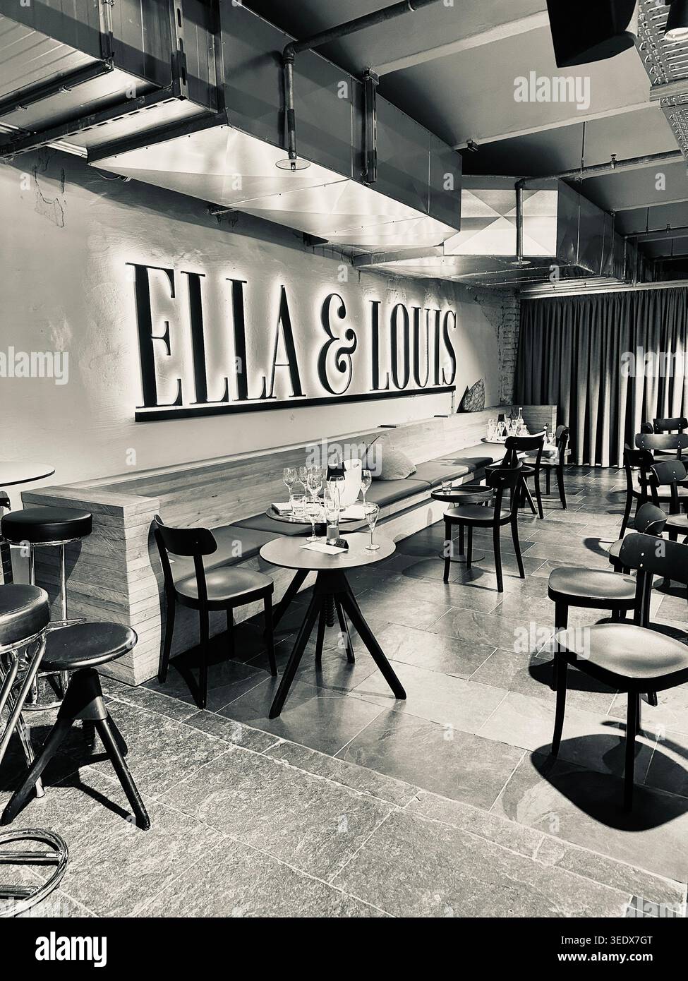 Photo en noir et blanc du club de jazz Ella & Louis à l'intérieur - Image de stock capturée avec un smartphone