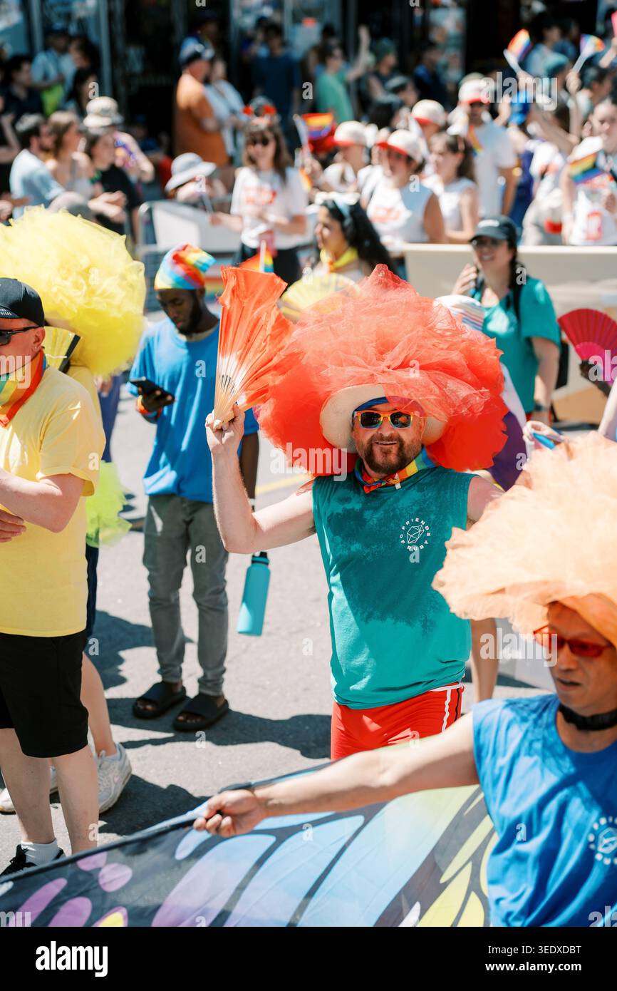 Toronto, Canada - 29 juin 2025 : artistes costumés avec perruques surdimensionnées Banque D'Images
