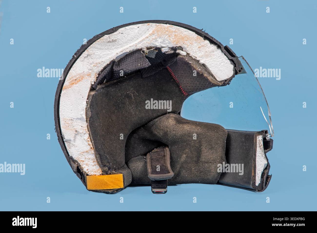 Un casque de moto coupé en deux pour voir les matériaux utilisés pour la protection de la tête lors de la chute du moteur. Banque D'Images