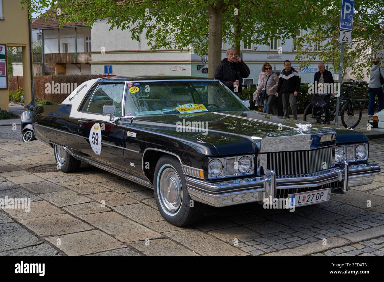 Pisek, République tchèque - 18 avril 2026 - classique du printemps. Cadillac Eldorado cabriolet noir classique garé sur une rue pavée Banque D'Images