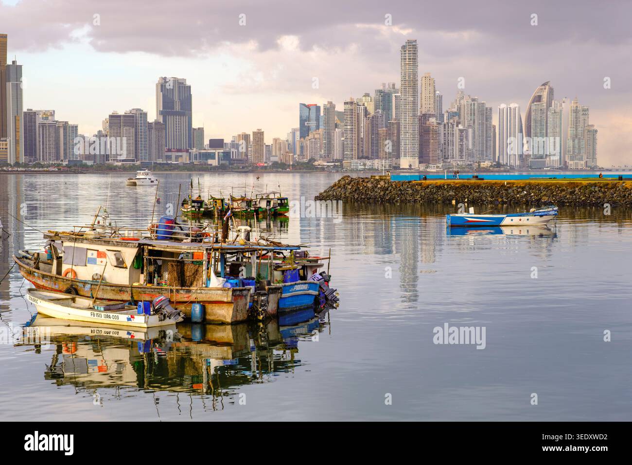 Panama City skyline, vue du paysage urbain depuis Cinta Costera, bateaux de pêche, Panama, Amérique centrale Banque D'Images