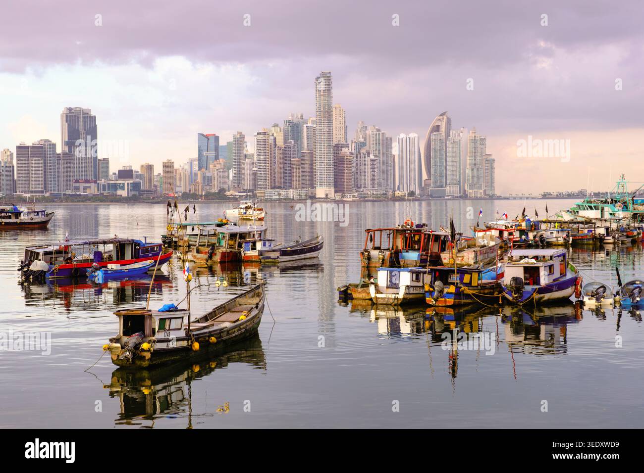 Panama City skyline, vue du paysage urbain depuis Cinta Costera, bateaux de pêche, Panama, Amérique centrale Banque D'Images
