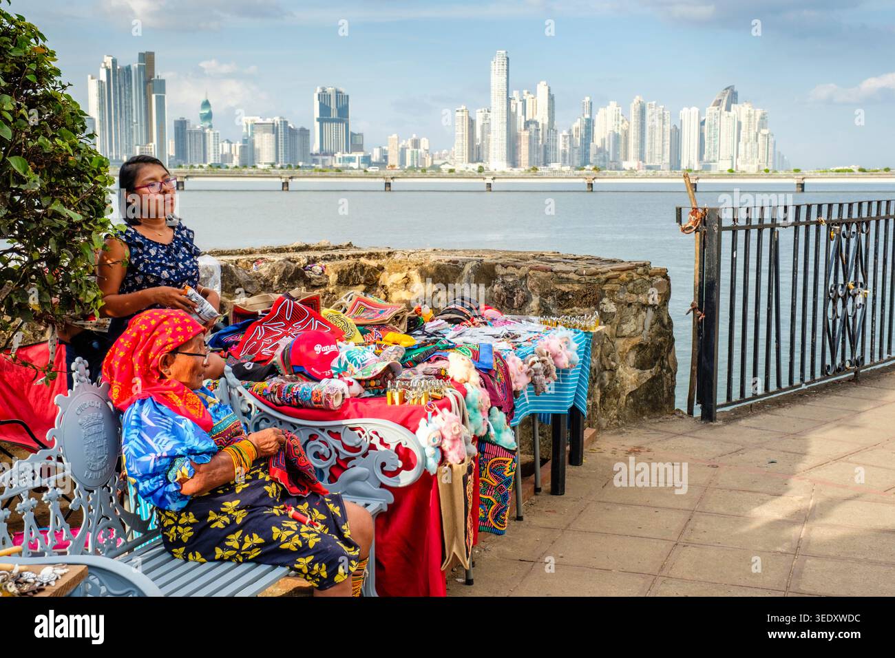Guna, Kuna, Cuna femme vendant des molas à Casco Viejo, Casco Antiguo, vue du paysage urbain de Panama City, Panama, Amérique centrale Banque D'Images