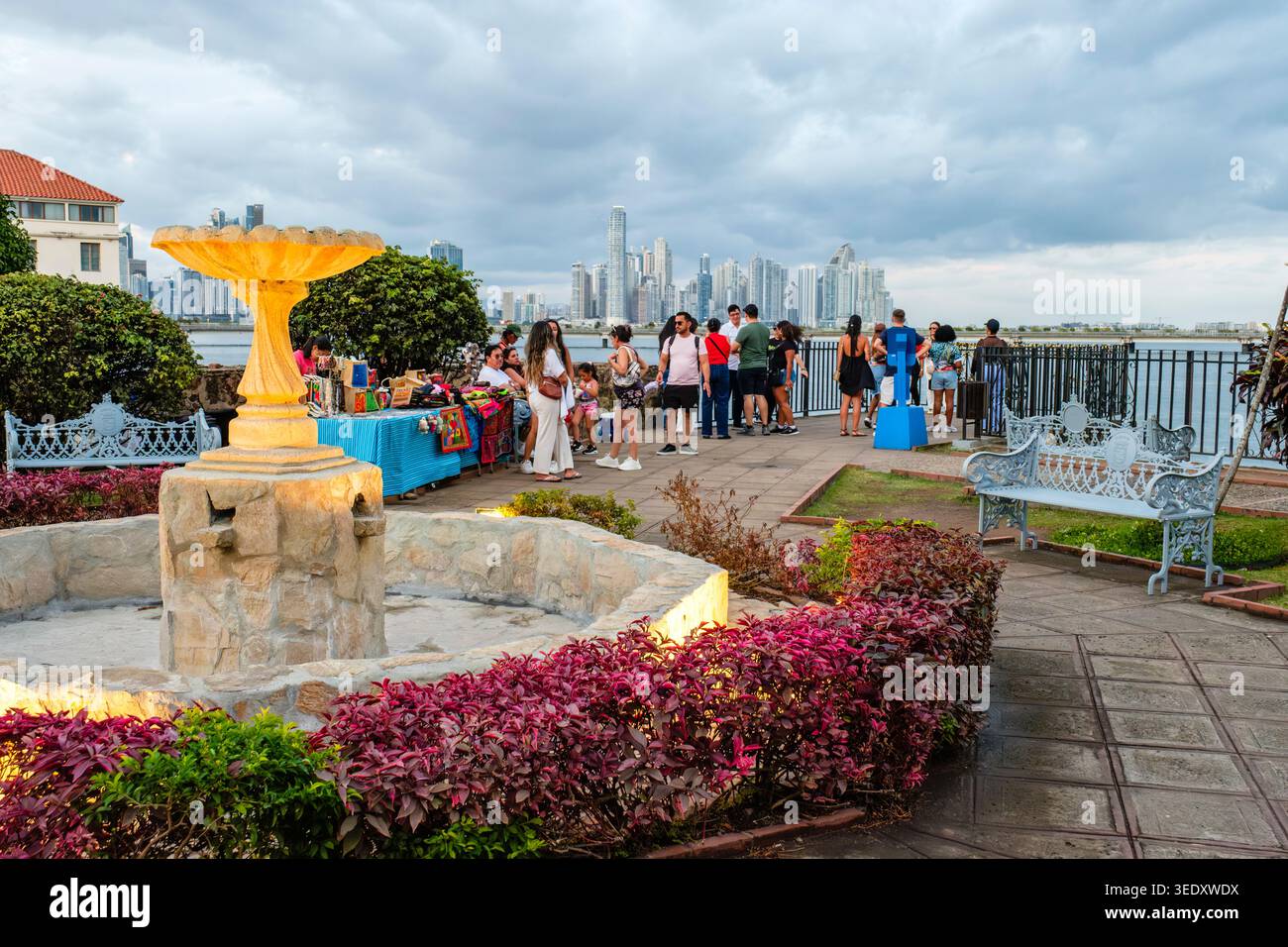 Casco Viejo, Casco Antiguo, Plazoleta Medio Baluarte Fontaine, touristes regardant Panama City paysage urbain, Panama, Amérique centrale Banque D'Images