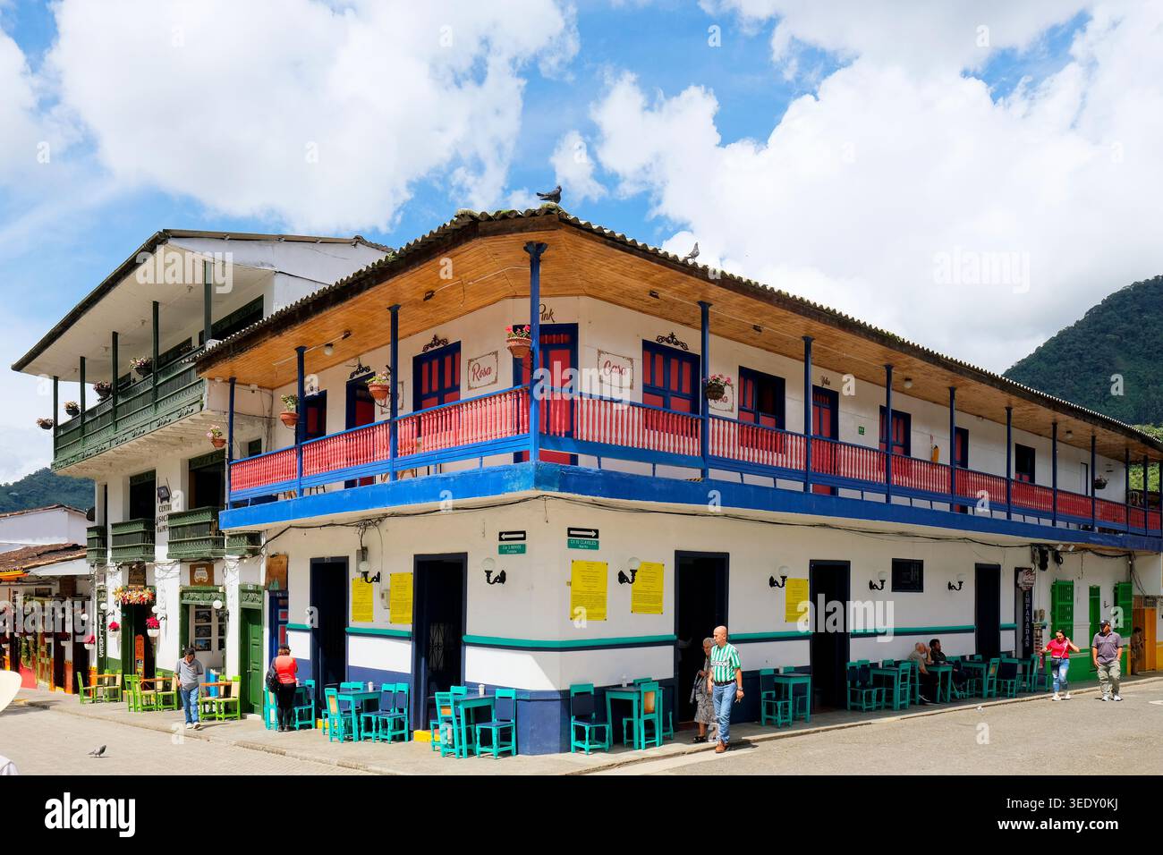 Façade colorée d'un beau bar avec café trottoir à Jardín, Colombie. Banque D'Images