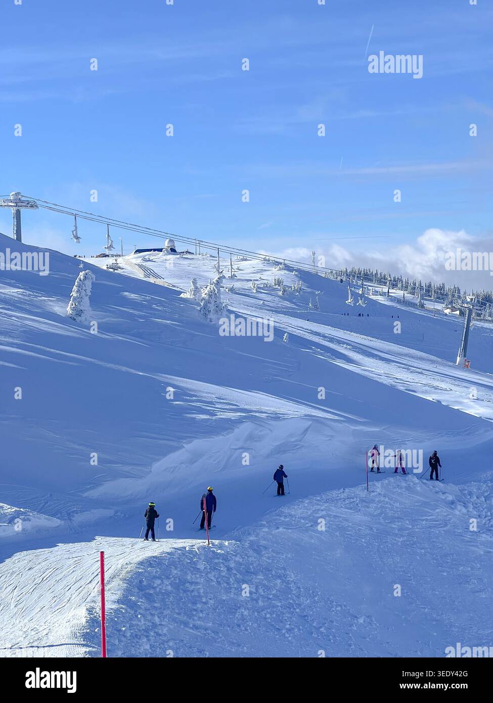 Les skieurs apprécient les pentes d'hiver ensoleillées sur la montagne Jahorina avec de la neige fraîche et des paysages alpins. - Image de stock capturée avec un smartphone