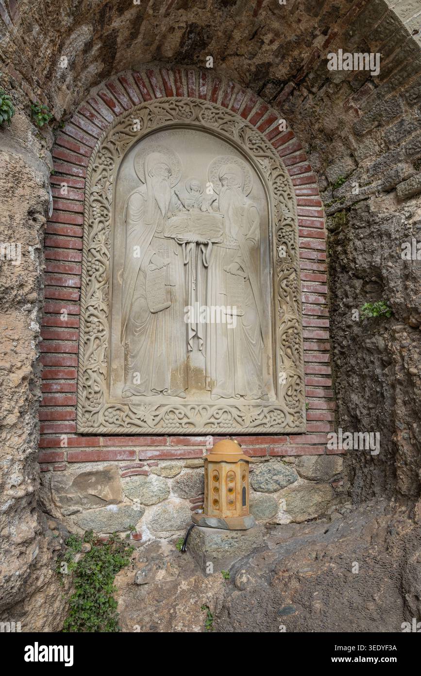 Météores, Kastraki, Thessalie, Grèce. 31 octobre 2023. Sanctuaire extérieur au monastère de Varlaam sur les formations rocheuses des Météores. Banque D'Images