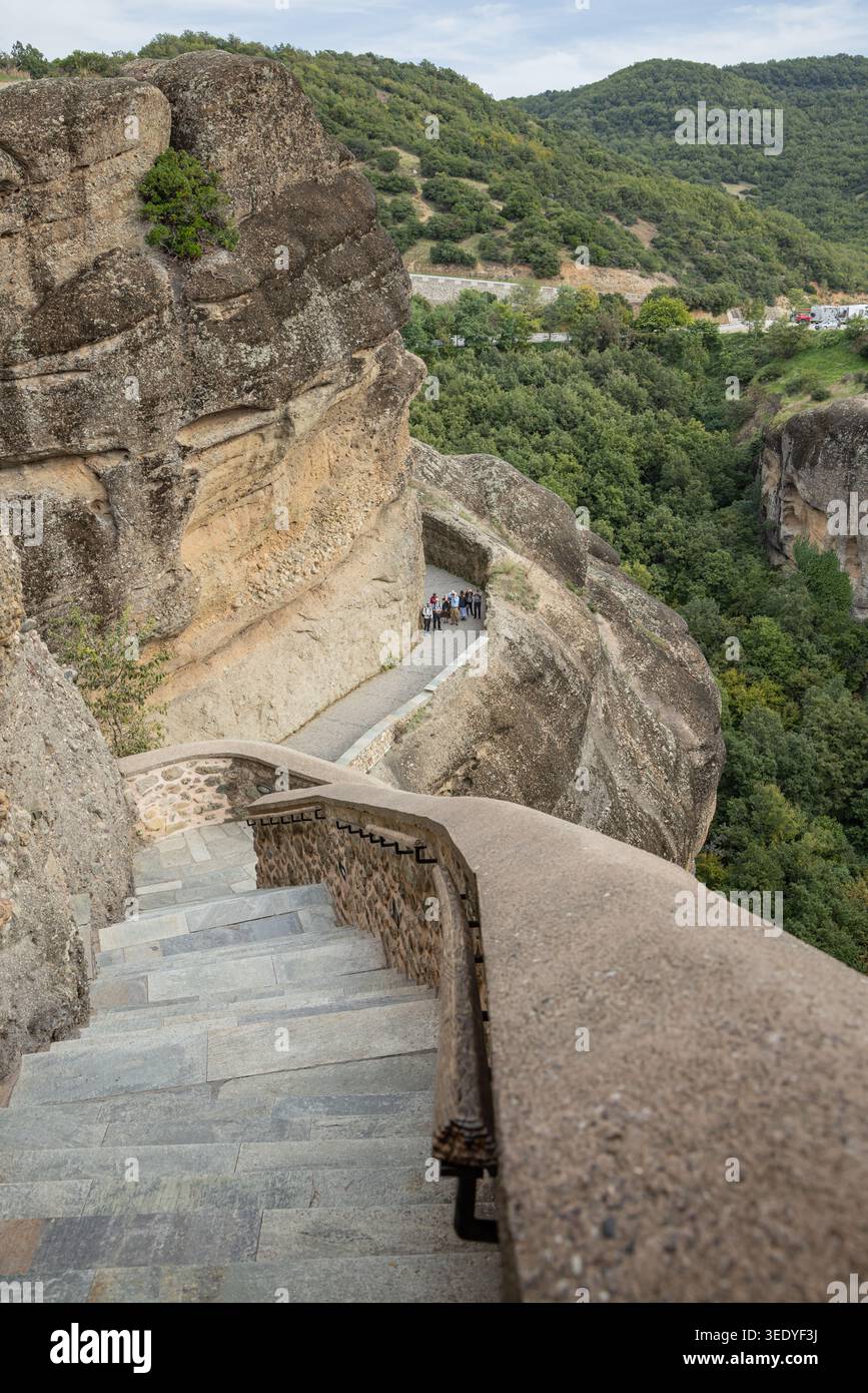 Météores, Kastraki, Thessalie, Grèce. 31 octobre 2023. Escaliers et passerelle au monastère de Varlaam sur les formations rocheuses des Météores. Banque D'Images
