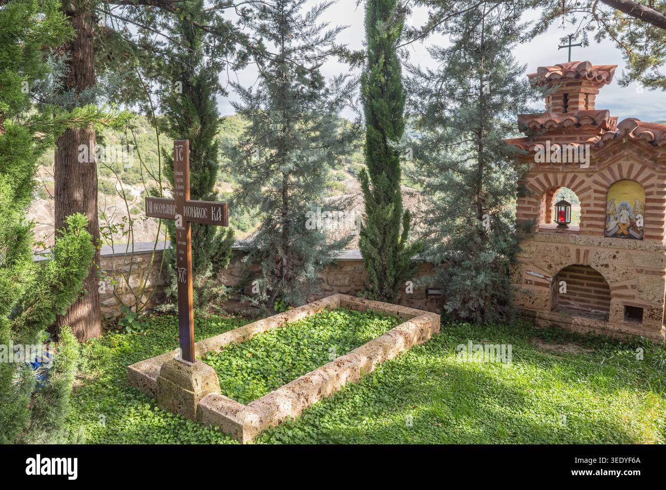 Météores, Kastraki, Thessalie, Grèce. 31 octobre 2023. Cimetière au monastère de Varlaam sur les formations rocheuses des Météores. Banque D'Images