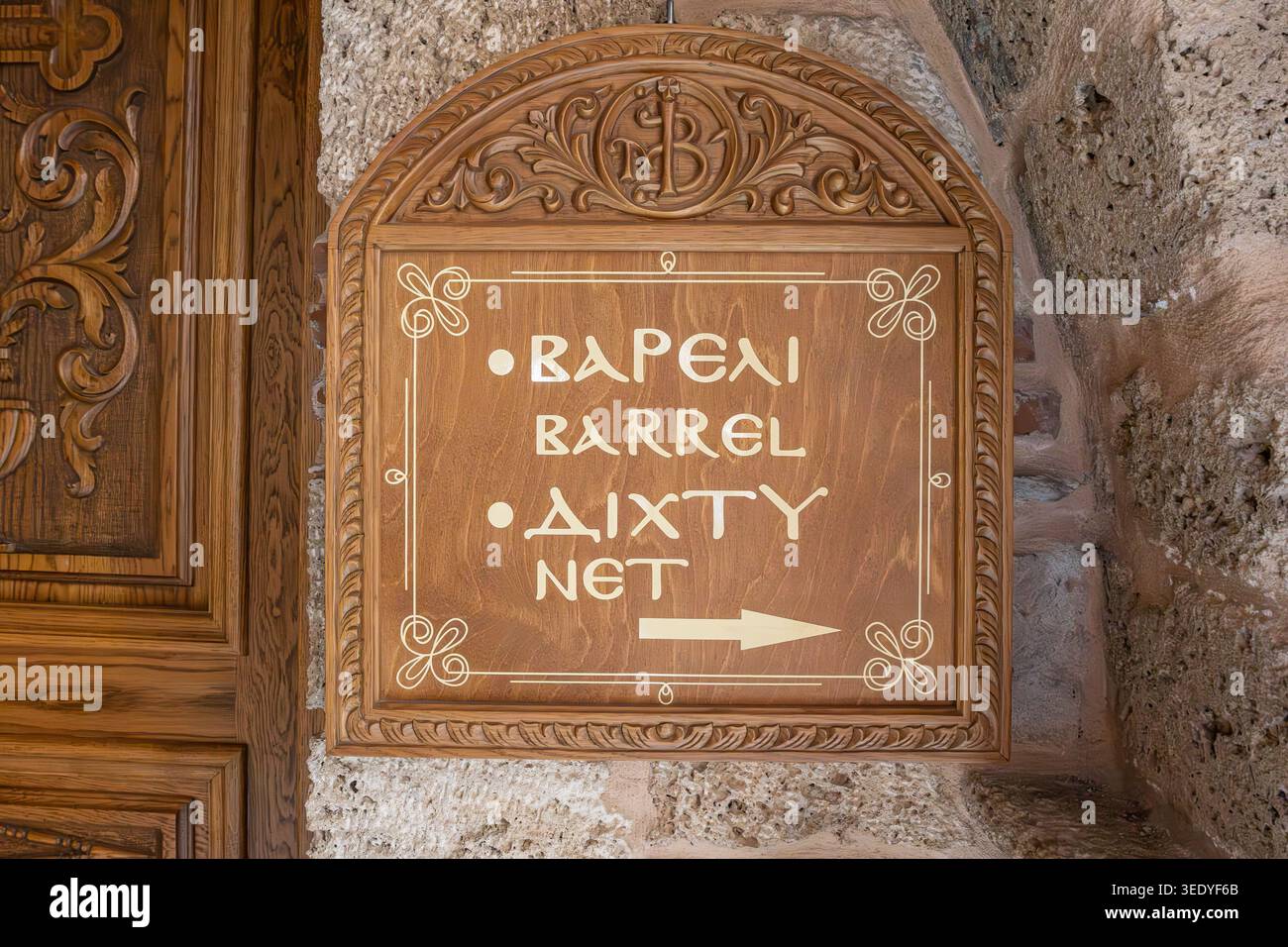Météores, Kastraki, Thessalie, Grèce. 31 octobre 2023. Panneaux au monastère de Varlaam sur les formations rocheuses des Météores. Banque D'Images
