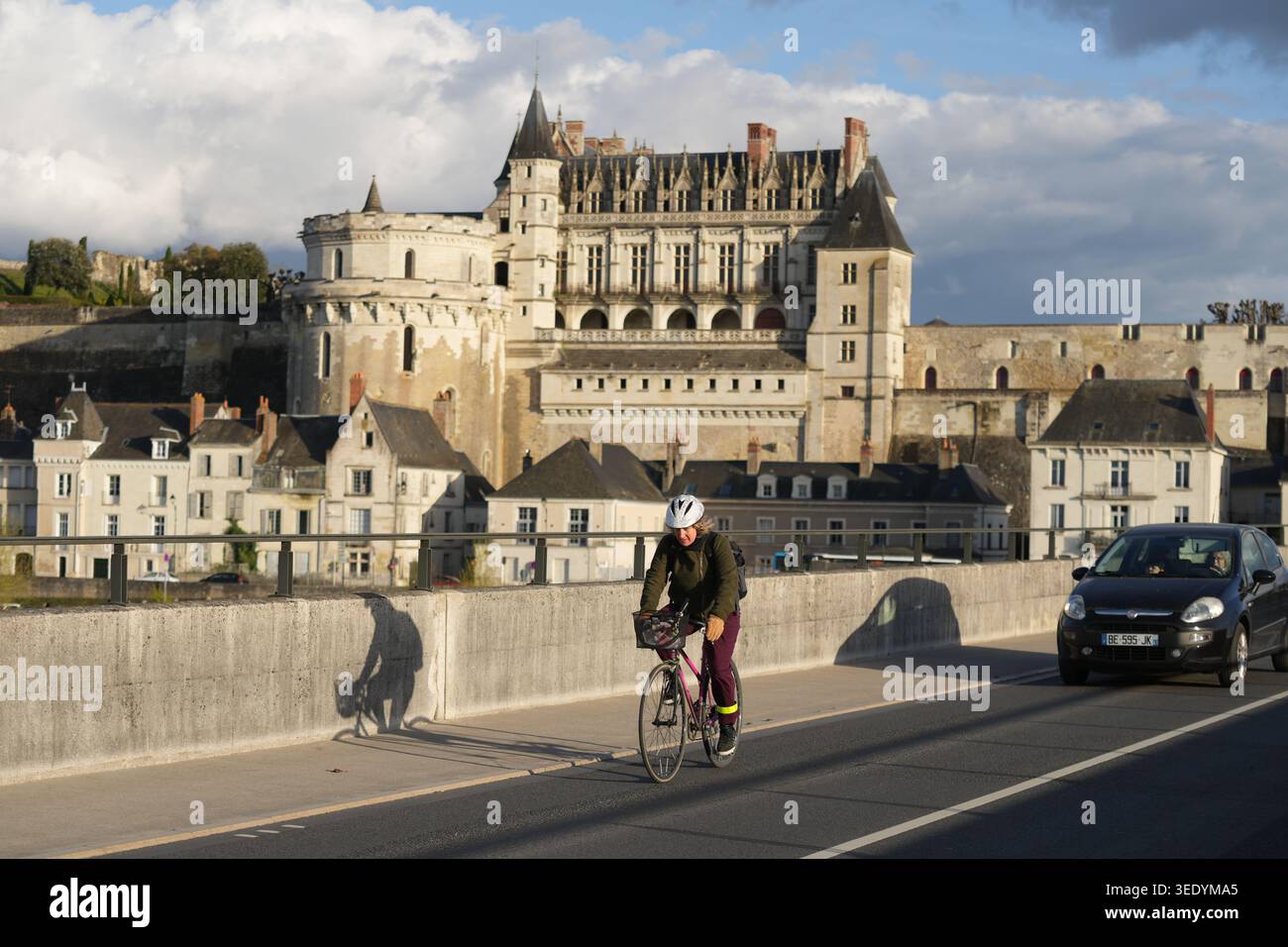 Pont vers l'imposante façade Renaissance et les fortifications massives du Château historique d'Amboise en France. Banque D'Images