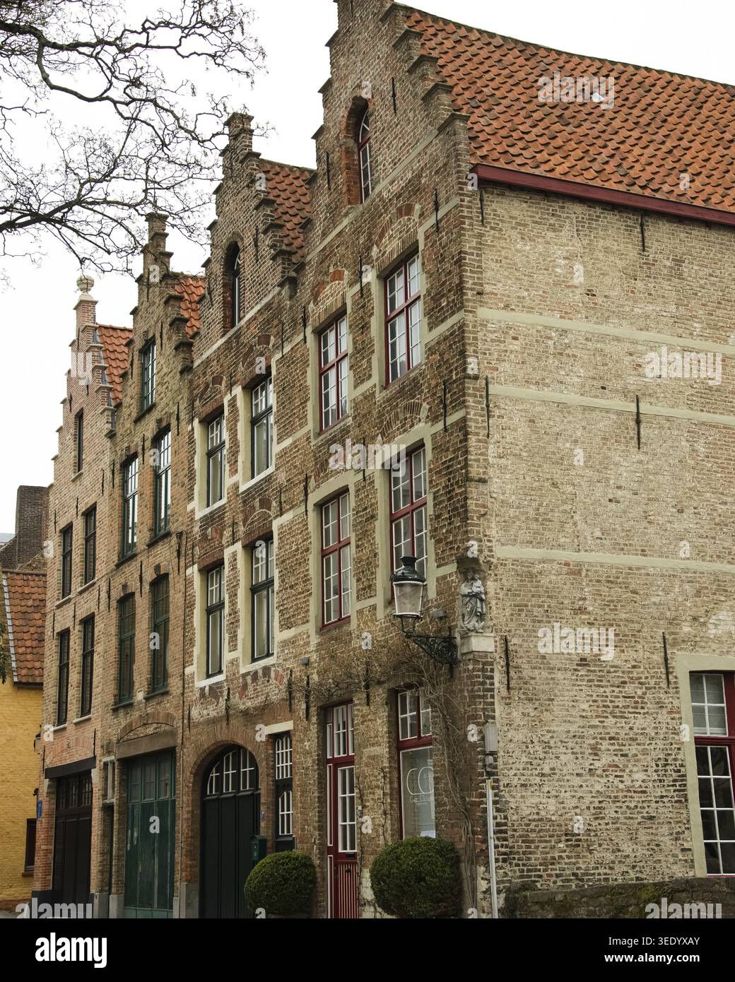 Bâtiments historiques en briques avec des pignons à gradins d'oeillet distinctifs bordant une rue de bruges Banque D'Images