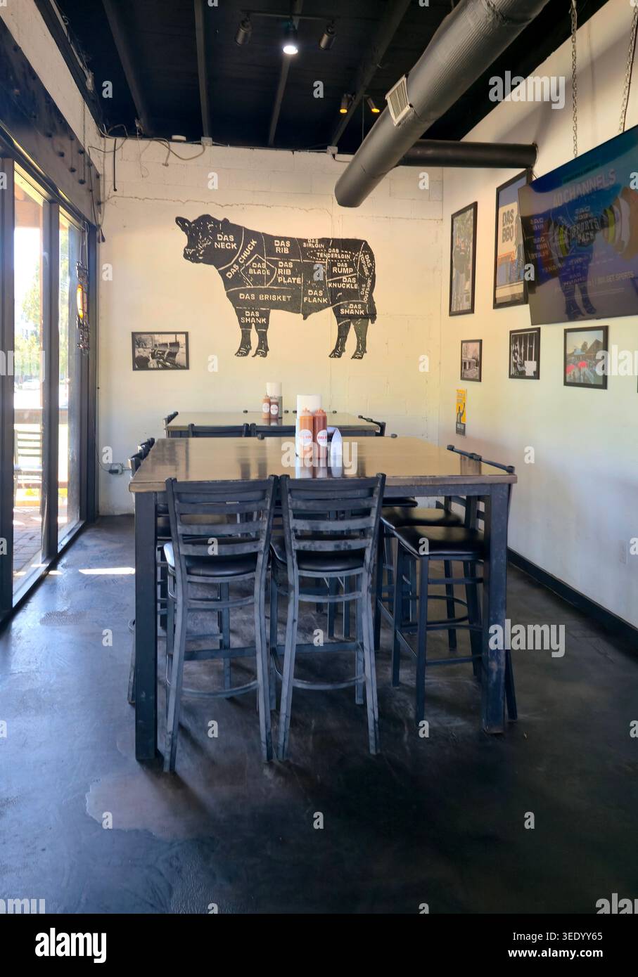 Intérieur du restaurant DAS BBQ près de l'Atlanta Beltline à Atlanta, Géorgie, États-Unis. Restaurant barbecue moderne avec table à manger commune Banque D'Images