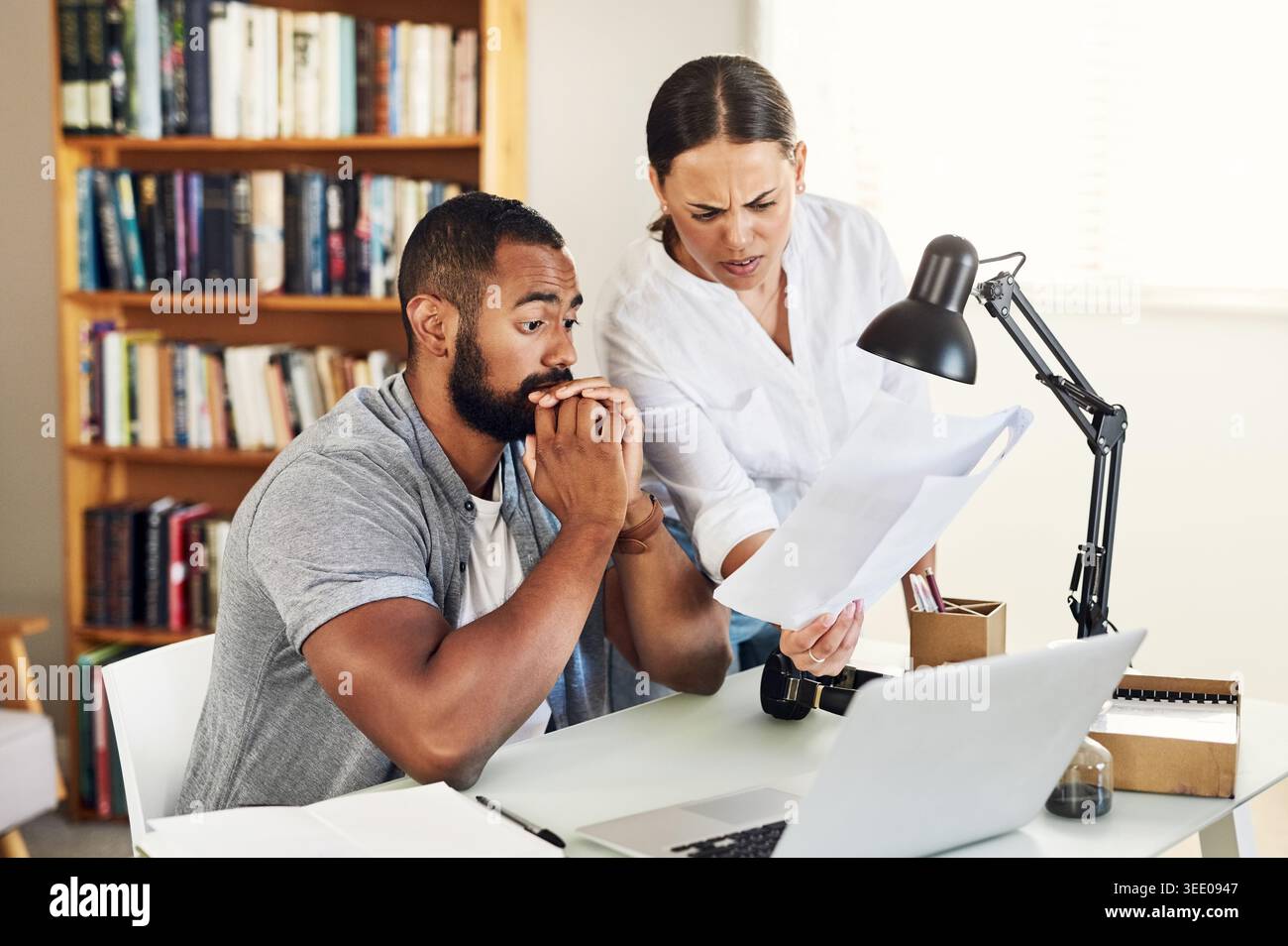 Couple, crise financière et la lecture de paperasse dans le bureau à domicile, auteur et frais de marketing pour le livre. Travail indépendant, stress et personnes avec Banque D'Images