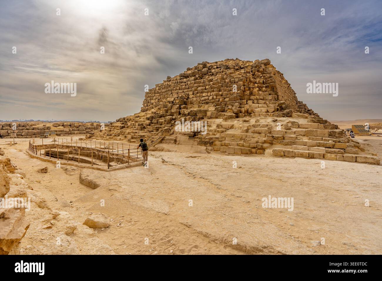 Fosse de bateau solaire et pyramide de Meritites G1-b, plateau de Gizeh Banque D'Images