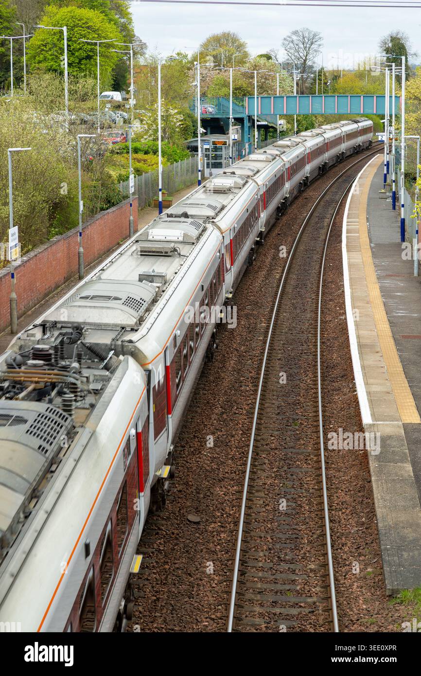 Un train InterCity East Coast à la gare de Dalgety Bay, Fife, Écosse Banque D'Images