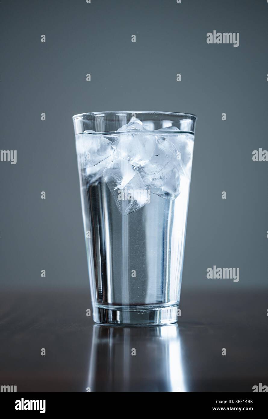 Gros plan du grand verre d'eau glacée sur la table en bois. Banque D'Images