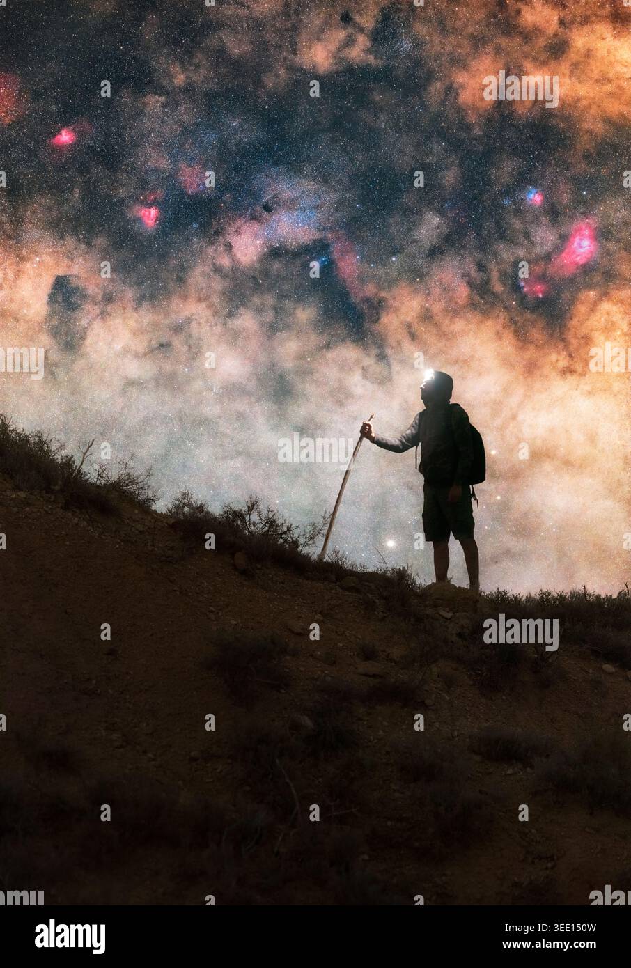 Aventure nocturne avec Man Silhouette randonnée vers la voie lactée Banque D'Images