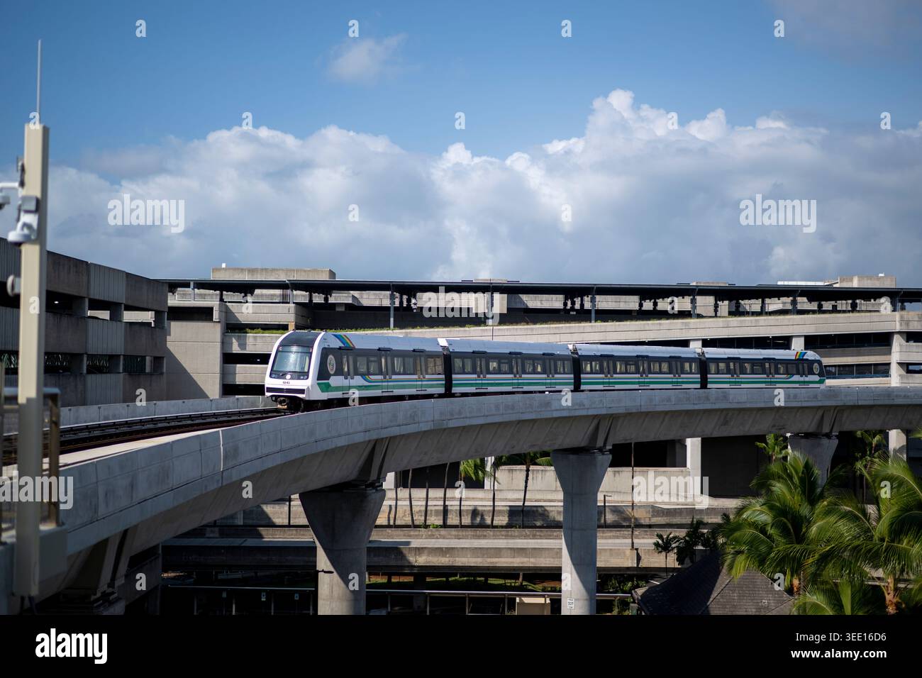 Train Honolulu Skyline qui passe devant le parking de l'aéroport Banque D'Images