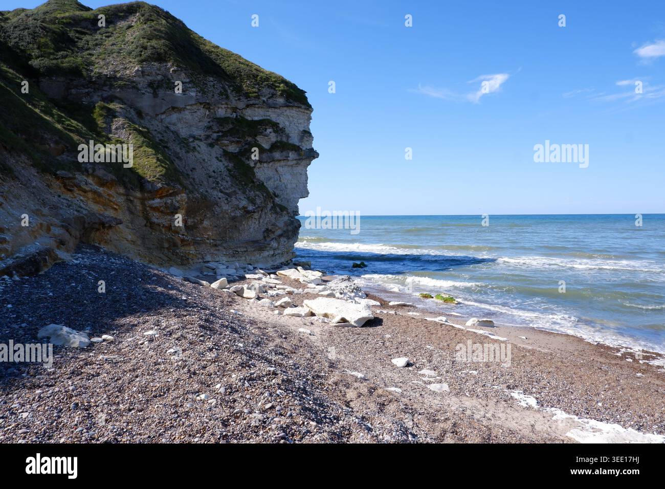 Côte de pierre de la mer du Nord faite de petits pavés. Pierres sur la plage. Galets sur le littoral. Banque D'Images