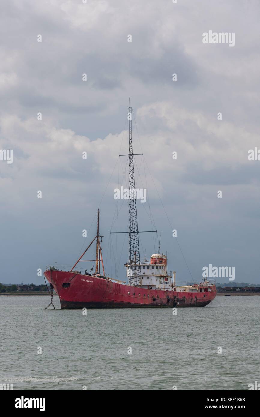 L'ancien chalutier Ross Revenge, maintenant la maison de Radio Caroline, amarré dans l'estuaire de Blackwater, Essex, Royaume-Uni Banque D'Images