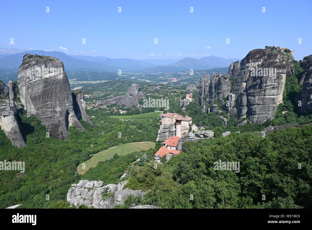 Vue panoramique sur la vallée des Météores avec des monastères perchés sur des piliers rocheux géants, Grèce. Banque D'Images
