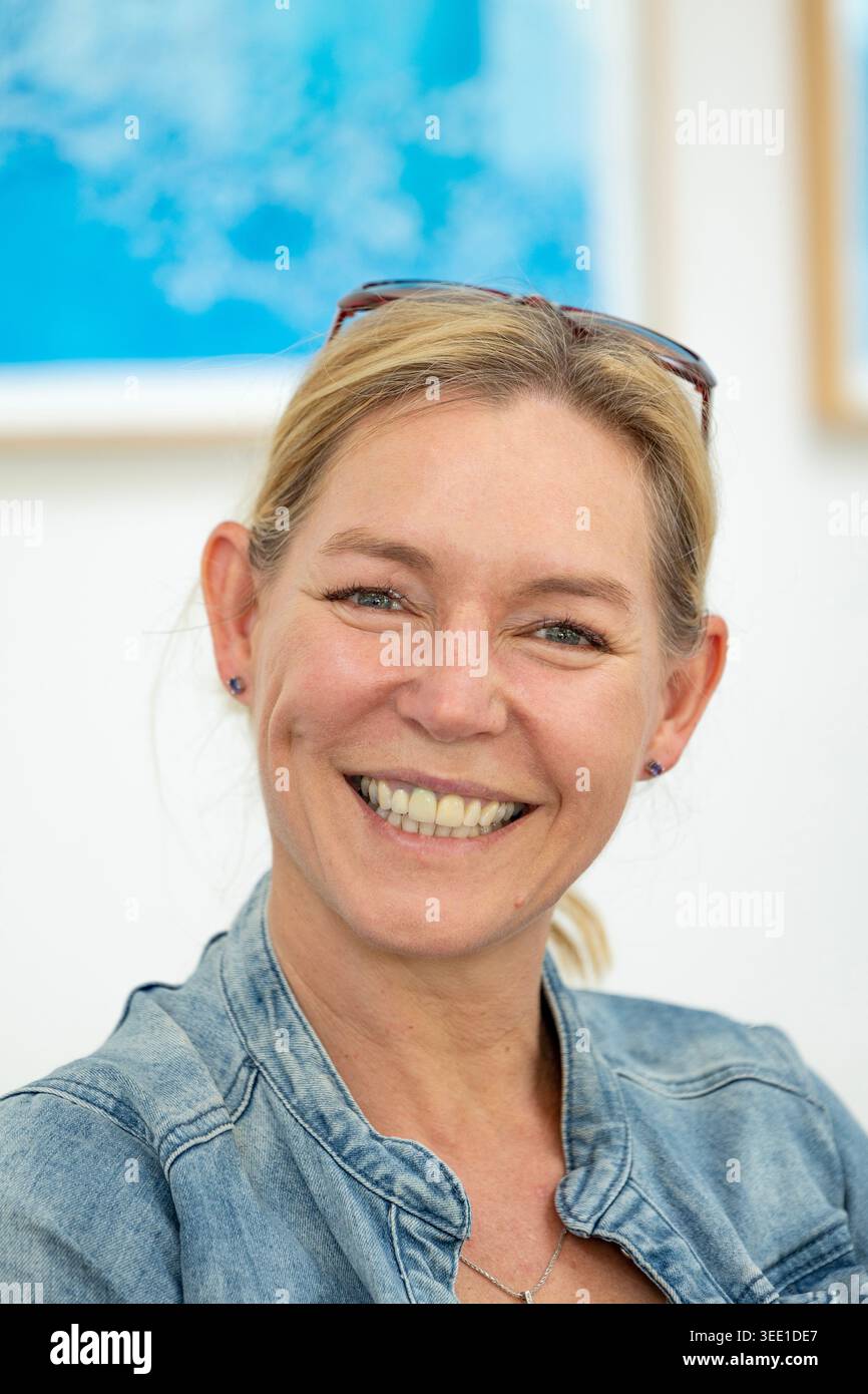 Jolie femme avec un beau grand sourire. Porter une veste en denim à la Cotte, Franschhoek, Western Cape, Afrique du Sud Banque D'Images