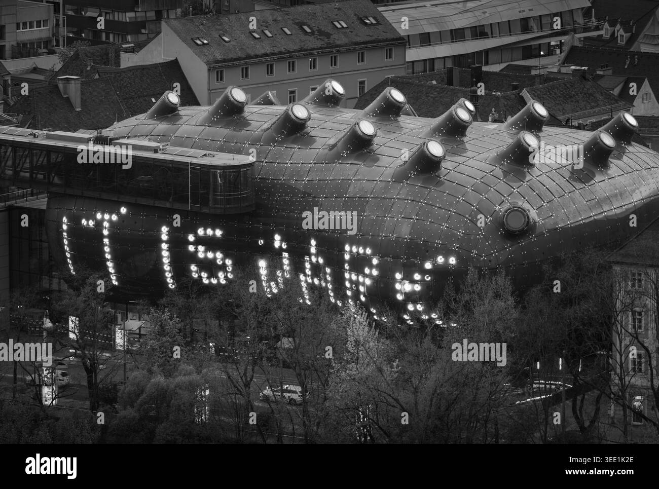 Graz, Autriche - Kunsthaus Graz de Peter Cook et Colin Fournier, façade médiatique de Bix éclairée de messages la nuit Banque D'Images