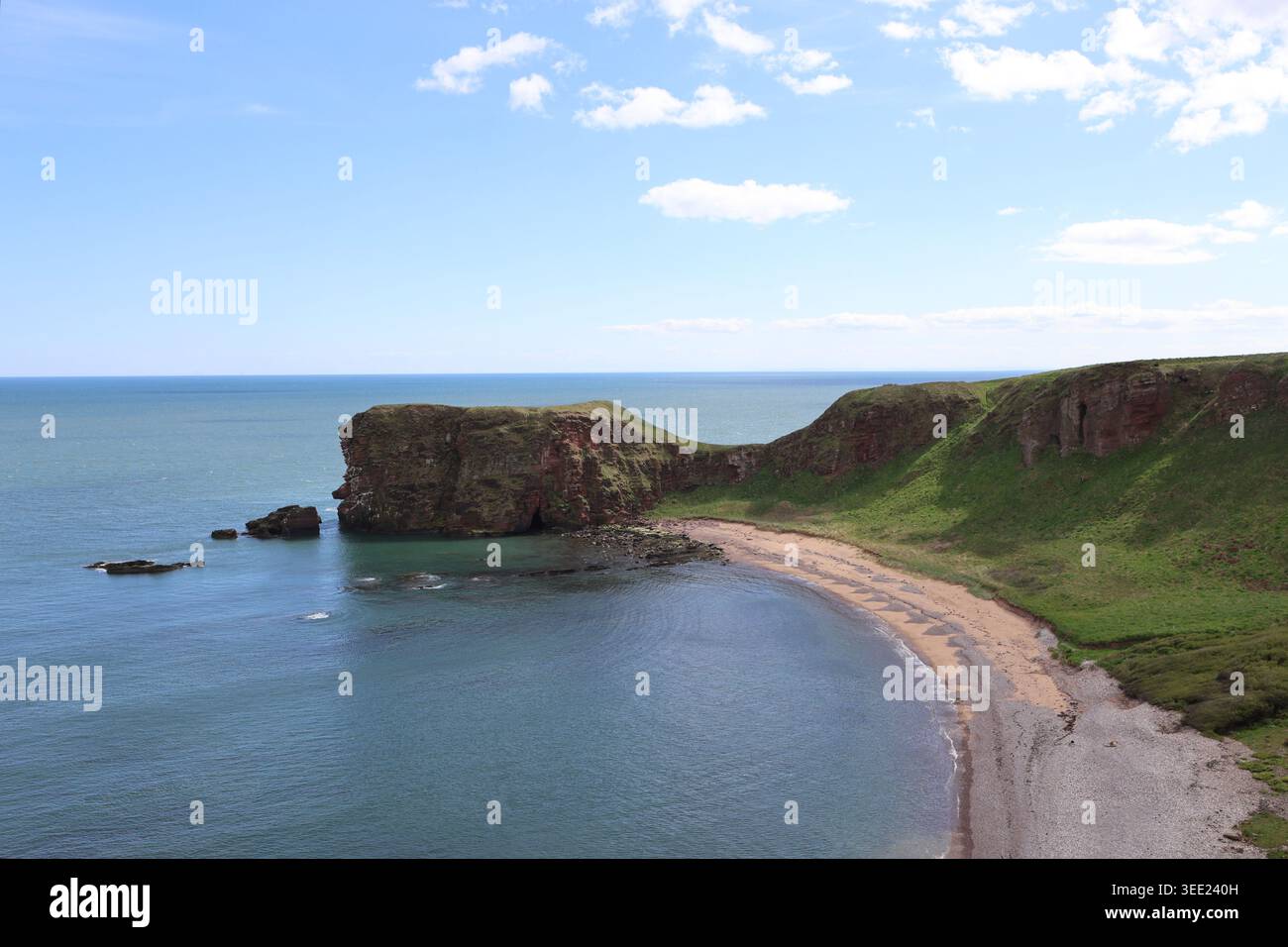 Falaises de grès rouge et sable doré Carlingheugh Bay Angus Écosse mai 2026 Banque D'Images