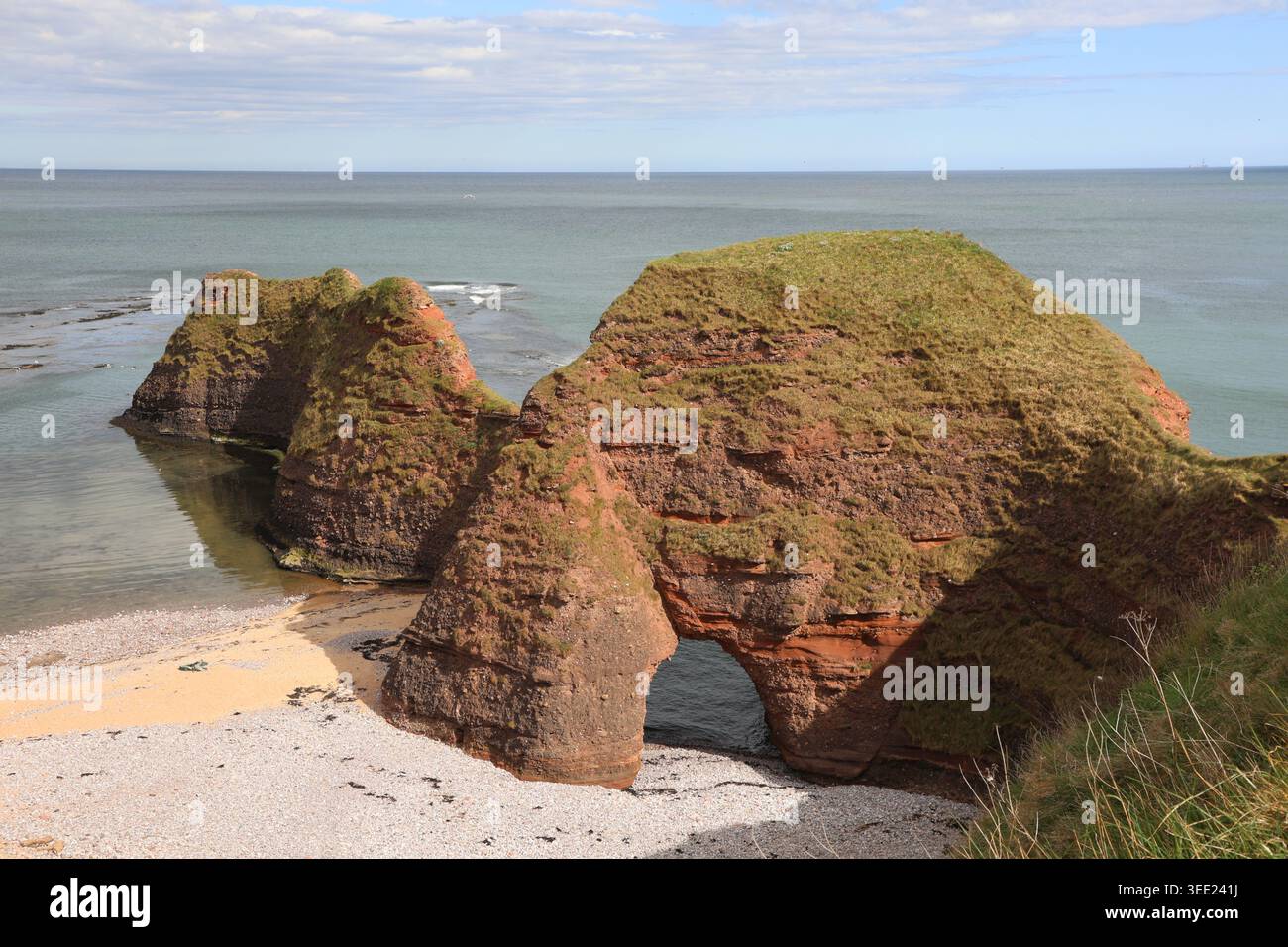 Arc rocheux sur la baie de Carlingheugh Angus Écosse mai 2026 Banque D'Images