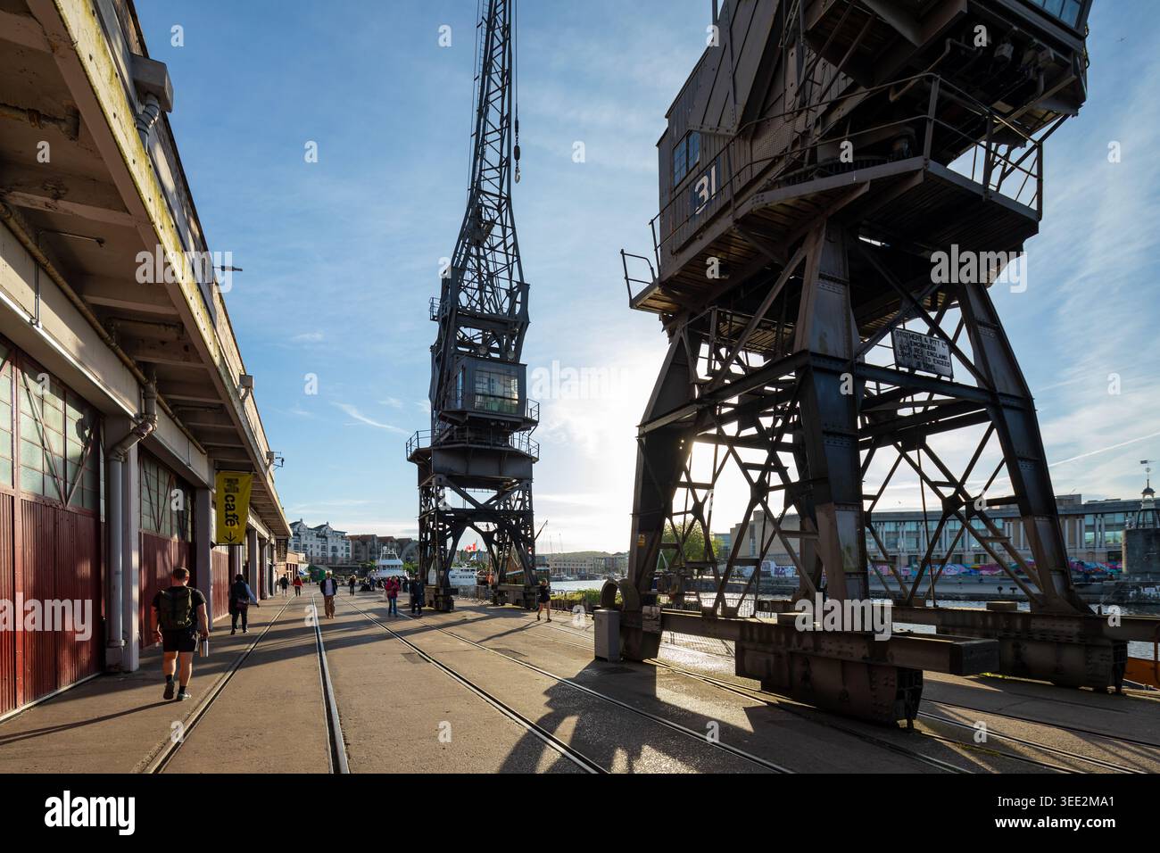 Grues portuaires historiques sur les quais de Bristol, Bristol, Angleterre. Banque D'Images