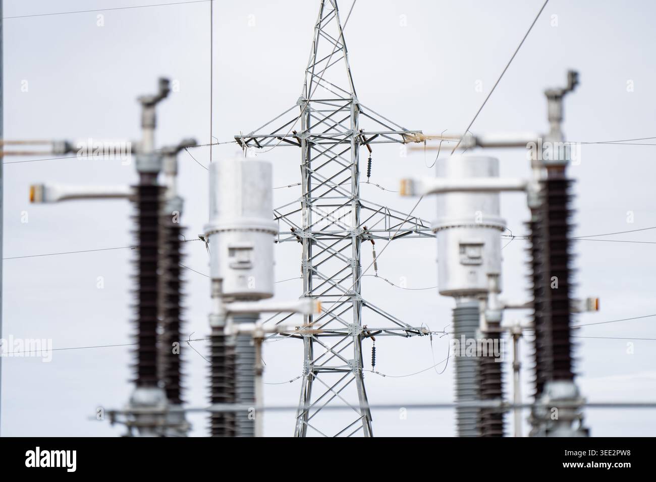 Sous-station électrique haute tension avec pylône de ligne électrique et isolateurs céramiques industriels pour la distribution d'énergie et le développement d'infrastructures acro Banque D'Images