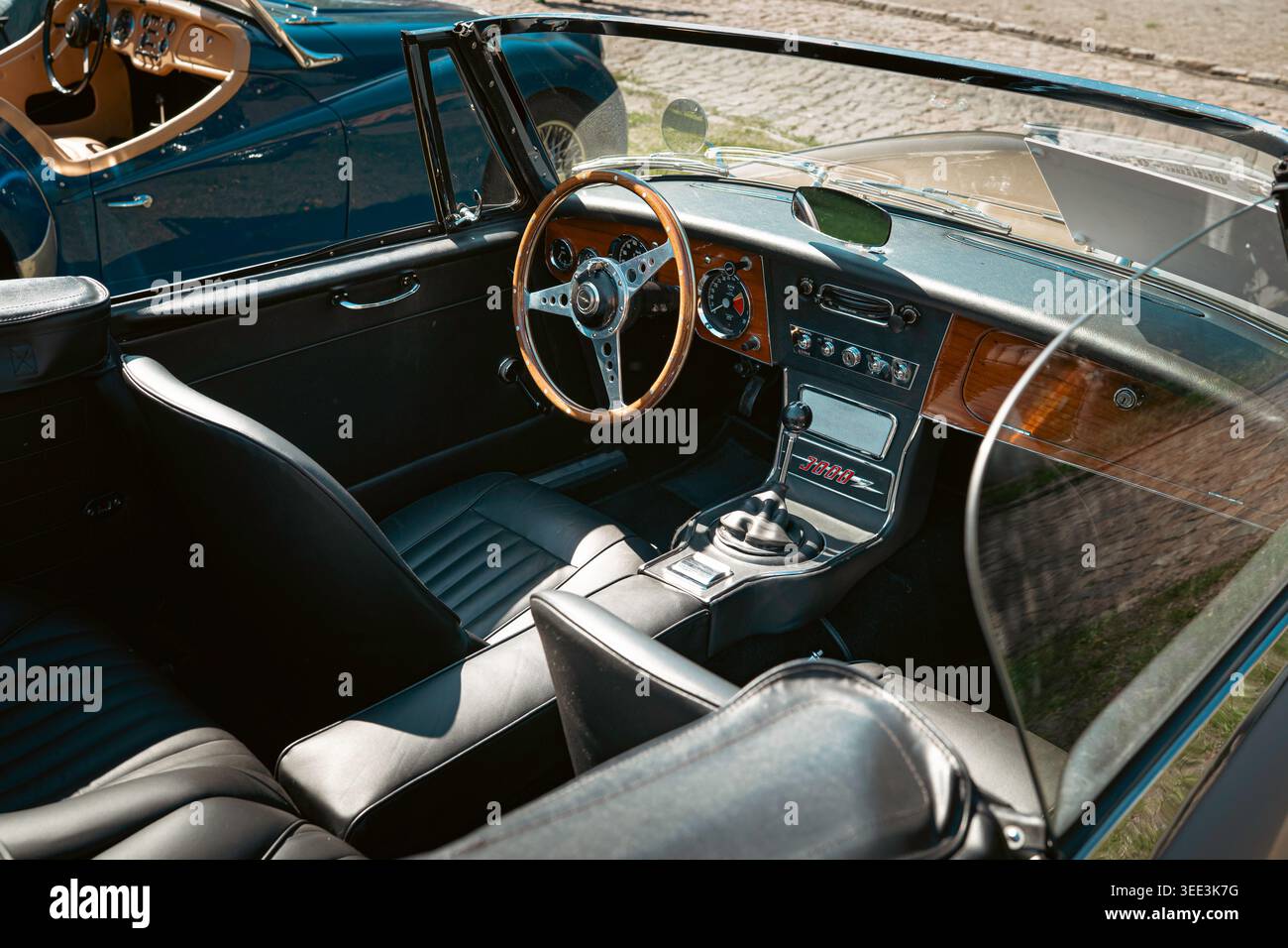 BERLIN, ALLEMAGNE - 2 MAI 2026. Intérieur d'un roadster Austin-Healey 3000 classique avec volant en bois et changement de vitesse manuel chez Oldtimer Open Air. Banque D'Images