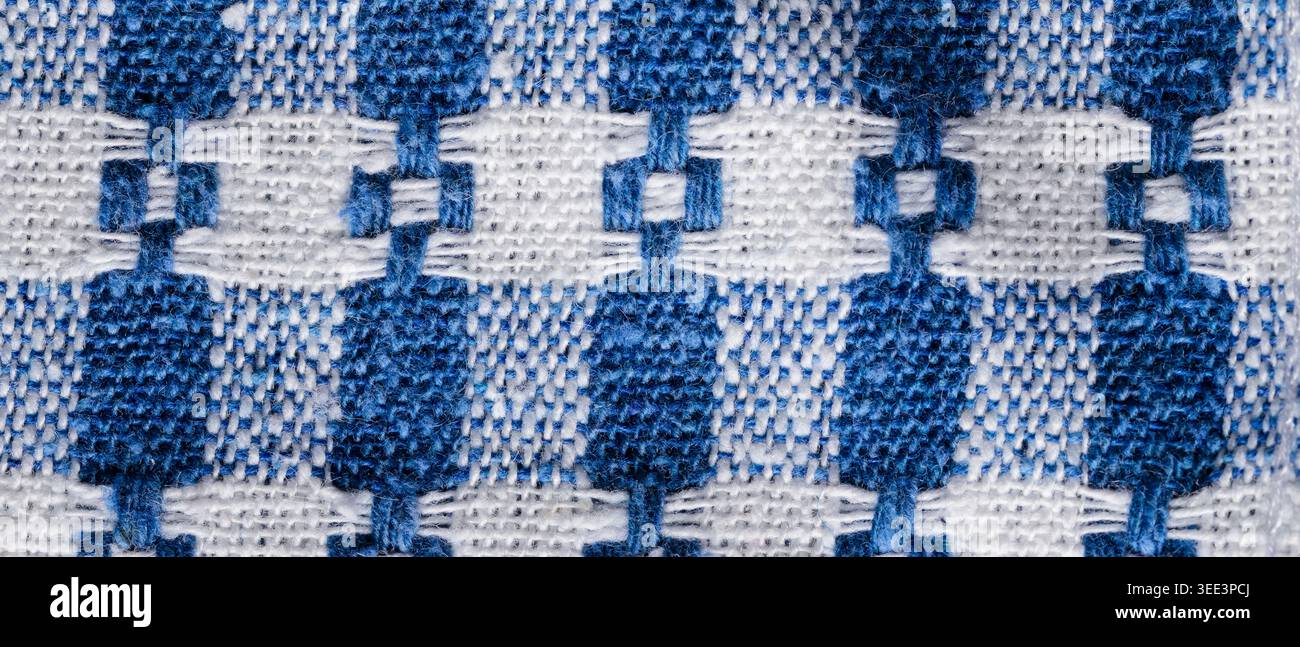 Tissu de lin tissé à la main bleu et blanc avec texture horizontale ornementale à motif géométrique répétitif Banque D'Images