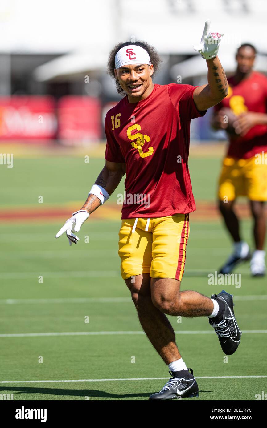 Los Angeles, Californie USA, 30 août 2026 USC Trojans wide receiver Tanook Hines (16) sourit aux supporters dans la foule avant une GA de football de la NCAA Banque D'Images