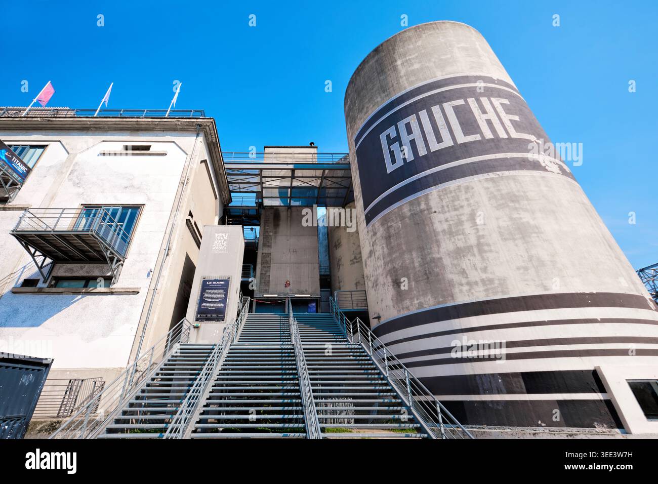 Lyon, France - 19 mars 2026 : vue en bas angle sur les silos industriels et les escaliers du centre artistique la sucrière dans le quartier moderne de Confluence Banque D'Images