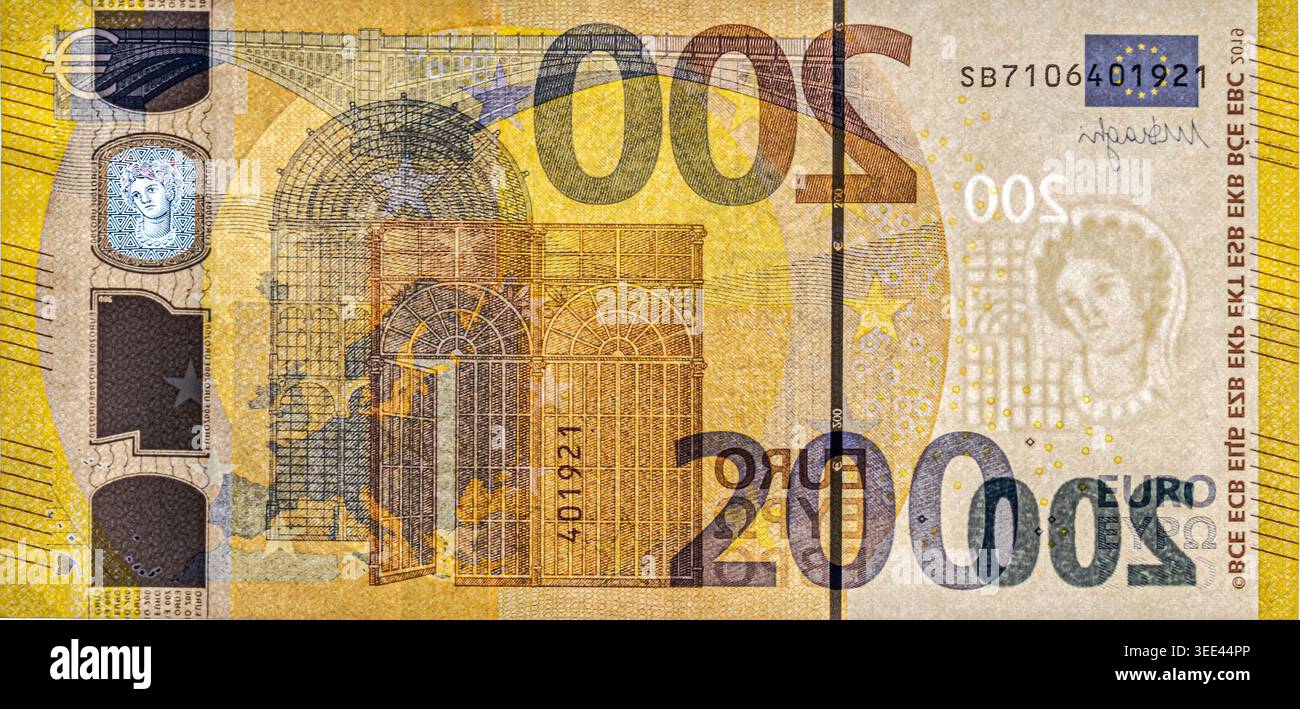 Caractéristiques de transparence d'un billet de 200 euros tenu à la lumière. Les éléments architecturaux, les chiffres de valeur et le filigrane portrait des deux côtés Banque D'Images