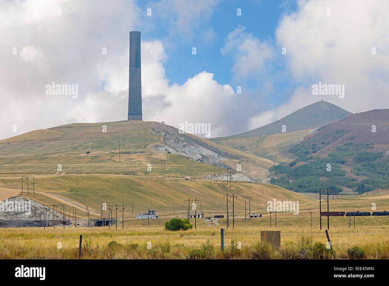 Cheminée de fonderie, qui fait partie de l'Anaconda Copper Mining Company, la plus haute structure de maçonnerie survivante au monde, Anaconda, Montana, États-Unis Banque D'Images
