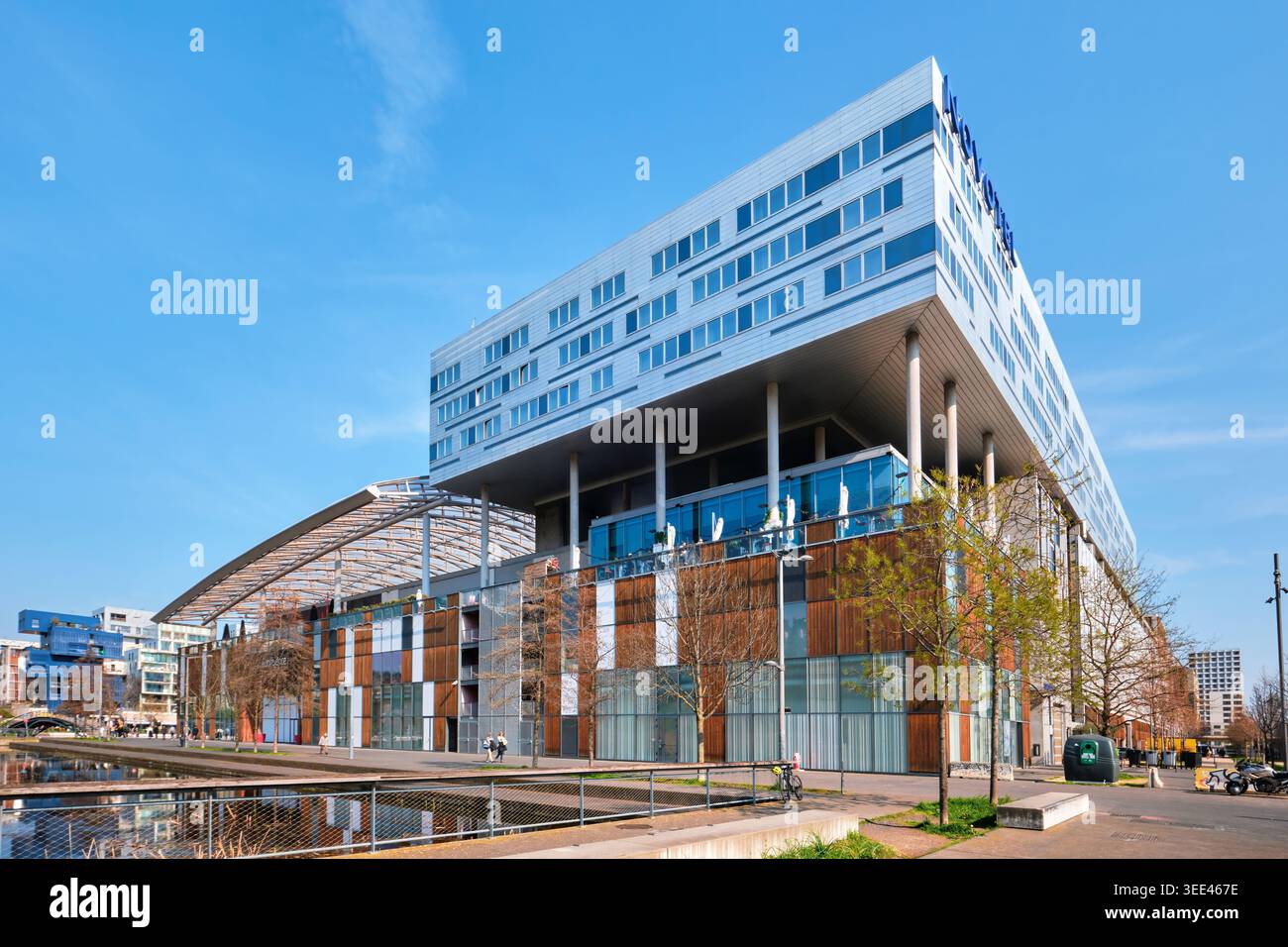Lyon, France - 19 mars 2026 : vue extérieure de l'architecture moderne en porte-à-faux du bâtiment Novotel du quartier Confluence au bord de l'eau Banque D'Images
