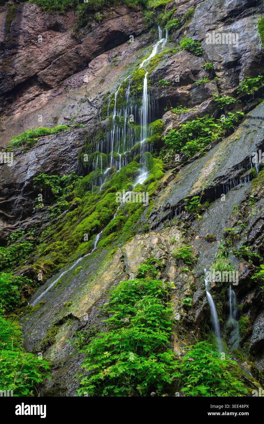 Une vue d'une chute d'eau descendant les rochers à Wimbachklamm, un lieu de voyage populaire à Ramsau, en Allemagne. Banque D'Images